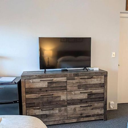 Cute Lower Level Cedar Lodge Room With Balcony & Lake Views! Laconia Esterno foto
