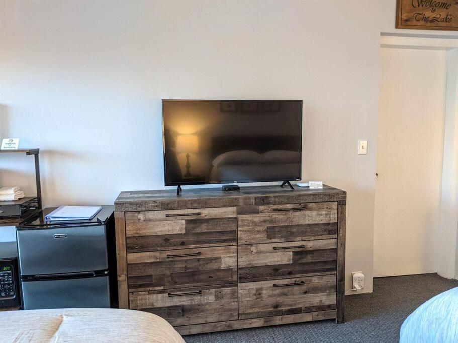 Cute Lower Level Cedar Lodge Room With Balcony & Lake Views! Laconia Esterno foto