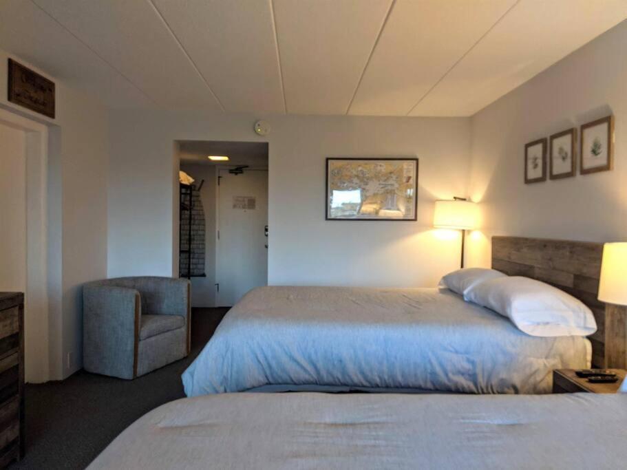 Cute Lower Level Cedar Lodge Room With Balcony & Lake Views! Laconia Esterno foto