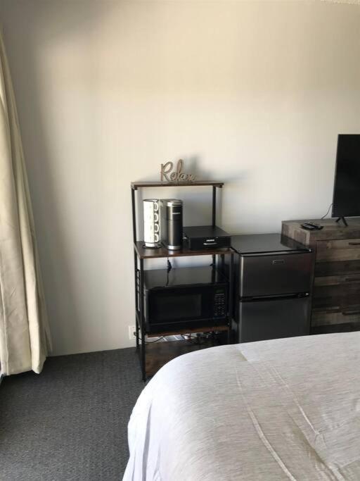 Cute Lower Level Cedar Lodge Room With Balcony & Lake Views! Laconia Esterno foto