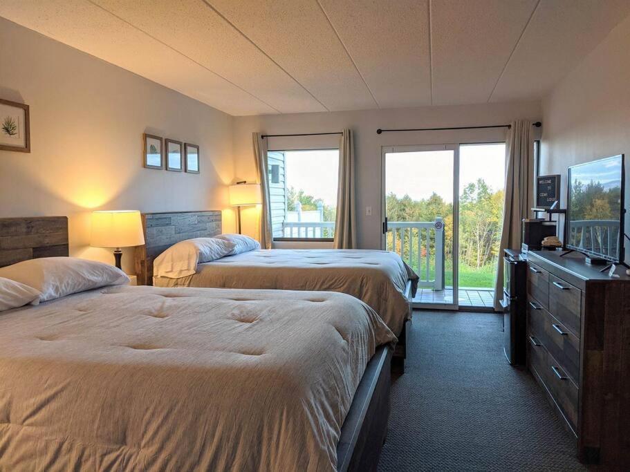 Cute Lower Level Cedar Lodge Room With Balcony & Lake Views! Laconia Esterno foto