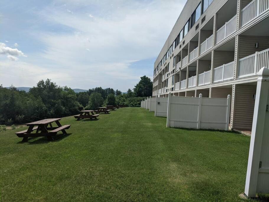Cute Lower Level Cedar Lodge Room With Balcony & Lake Views! Laconia Esterno foto